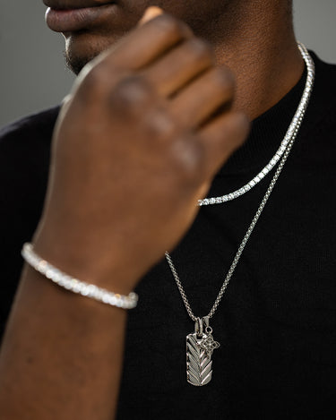 Zilverkleurig ketting met handgemaakte hanger voor luxe heren sieraden, premium kwaliteit en exclusieve stijl.
