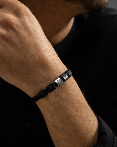 Man draagt Heavenly Growth Armband: Black Onyx, roanross sieraden, handgemaakte sieraden, luxe heren sieraden, premium kwaliteit sieraden.
