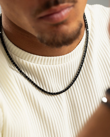 Crystal Embrace Zwart Tennis Ketting, symbool voor zuiverheid en sprankelende energie.