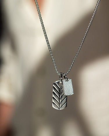 Aurora Pavé zilverkleurige ketting met rechthoekige hanger en fonkelende zirkonia, een luxe heren sieraad.