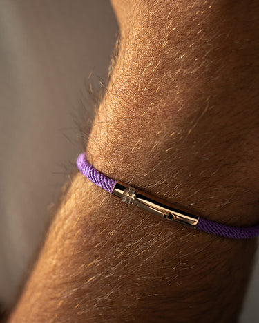 Noirèa Rosé Goudkleurig Paars Armband 3mm op een pols, handgemaakte sieraden, luxe heren sieraden.
