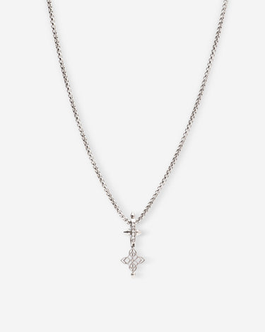 Celestia cross zilverkleurig ketting, handgemaakt en luxe, met verfijnd geometrisch detail.